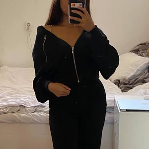 ”oversized” kofta - Svart ”oversized” kofta från HM. Storlek 44 men jag som vanligtvis är storlek 34-36  använder plagget till en oversized fit💕 Bra skick och tunt material som är passande för sommarkvällarna.