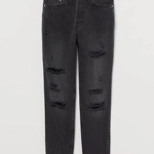 Mom jeans med slits - Säljer nu dessa jättefina jeans pågrund av att de tyvärr är för små för mig. Aldrig använda så de är i nyskick. (Lånad bild från hemsidan). Tveka inte att höra av dig vid frågor💕 Ansvarar ej för postens slarv