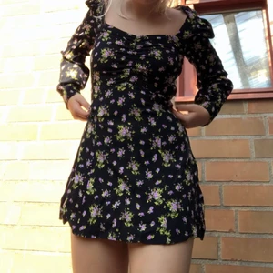 Zara klänning  - Klänning från zara endast använd en gång på nyår så i bra skick! Superfin men har tyvärr blivit lite för liten för mig!