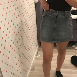 Kjol  - Säljer denna super snygga blåa jeanskjol från polarn o pyret, i storlek 146. Sitter jätte bra använt aldrig. Inga hål eller märken. Säljer för 100 kr 
