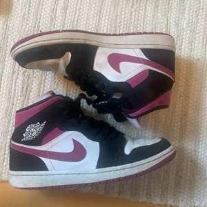 Jordans - Säljer mina älskade jordans, använda men i väldigt bra skick då de endast är lite slitna undertill ä😊💗 storlek 40,5 men passar mig bra som har 39 då de är små i storleken:)