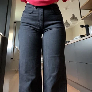 Weekday Svarta Raka Byxor 🖤 - Svarta jeans från Weekday i storlek 30. Jeansen är använda men i bra skick, inga hål eller uttöjda. Raka och låg stretch 🌼🌼🌼🌼 köpta för 500, säljer för 80 (130 inklusive frakt)💛