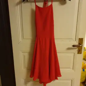 Snygg röd klänning med öppen rygg och snörning, stl S