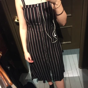 Klänning  - Klänning från Hollister, slutar under knäna! Storlek XS, säljer då jag inte kan ha den längre! Använt ett par gånger, så i väldigt bra skick! Går att styla med en t-shirt under(bild 2):) fråga efter mer bilder eller prisändring🤷🏻‍♀️🥰