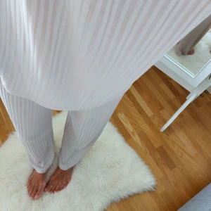 Ribbat set  - Ett beiget ribbat set. Använd ett fåtal gånger. Setet är i ribbad trikå. Byxorna är höga i midjan med klädd resår och smala ben, som är lätt utställda nertill.  Tröjan är en längre variant med liten slits I sidorna. Setet är i storlek M. Är sannenlig i storleken. Paketet säljes för 90kr. Köparen står för frakt