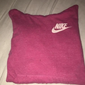 Nike - Säljer nu min jättefina äkta Nike hoodie som tyvärr inte kommer till användning längre:( använd ca 10-20 ggr men är i total nyskick.🤍 strl S men passar även xs.🤍 frakt är inräknat i priset
