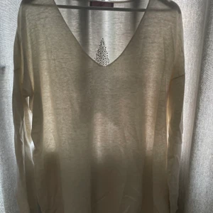 Tröja - Vit tröja med tryck av pärlor på ryggen. Stlk lappen är borta men passar mig som har S/M.