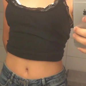 Yk20? 21  - hittade denna tröja på en thrift store i Stockholm och har nästan aldrig haft tid att använda den så den är i fint skick :) den är dock lite stor för mig så knyter alltid upp den i ryggen med en gummisnodd/snöre! jag är XS-S och tröjan är M och den sitter bra på mig! 