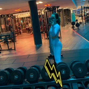 Träningset i blå/turkos - Sitter väldigt fint på kroppen, tightsen framhäver rumpan väldigt fint. Skulle beskriva färgen som starkt blå eller turkos. Färgen framhävs inte riktigt på andra bilden. 