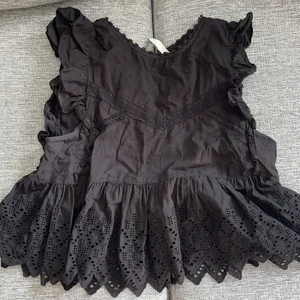 Topp från Zara  - Gullig topp med spwtrsdetaljer. Ingen defekt 