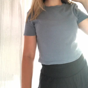 Crop tröja  - Säljer 3 cropade tröjor från Zara som är HELT oanvända! Alla 3 är i stl M men funkar utmärkt till stl XS-M! Super skönt tunt och stretchigt material som funkar utmärkt som basplagg! Köpa alla 3 för 150kr eller bara en/två för 55kr! Köparen står för frakt!💕💕