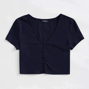 Ny marinblå topp💙 - Super söt marinblå topp💙🤩Perfekta sommar-toppen🤩Storlek S/36, funkar som topp och även kofta💙från 50kr + frakt😊Bara att be om fler bilder 