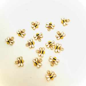 Små berlocker  - 1 berlock=3kr.  2 berlocker=6kr.  2 berlocker+örhängen=10kr.    +10kr frakt 