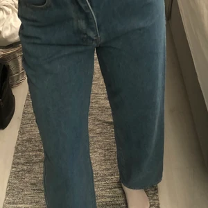 Jeans  - Vida blåa jeans i xs. Använt bara en gång.  För mer frågor eller bilder  kontakta mig . 100 kr plus frakt. Kan sänka priset till 80 budgivning i kommentarerna