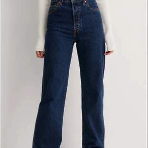 Ett par mörk blåa Levis jeans i väldigt bra skick. Köptes för ca 1200 säljes för 300kr.Lånade bilder samma modell men den som jag säljer är ljusare.
