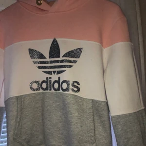 Adidas hoddies - Säljer en hoddie i limited edition från adidas. Den är i storlek s, men passar även xs och m. I free size helt enkelt. Säljs för 250kr men det går att diskuteras. Kunden står för frakten om man inte kan mötas upp i Göteborg🌸
