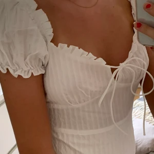 Söt vit klänning - Jättesöt vit klänning som är helt oanvänd!!