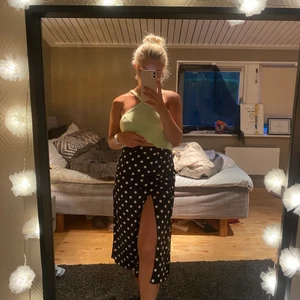 Prickig kjol i nyskick - Knappt använd. Strl S/36.