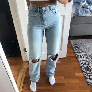 Säljer dessa jeans från Gina tricot. Storlek 32 men passar mig som har 34/36 i vanliga fall. Jag är cirka 174 cm lång 💙 använda ett fåtal gånger 