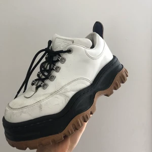Eytys Leather Angel Chunky platform sneakers - Skitcoola eytys angel chunky sneakers i läder. I hyfsat skick endast slitningar som syns på bilderna. Nypris ligger på 2800kr men buden för dessa  startar på 1300kr!