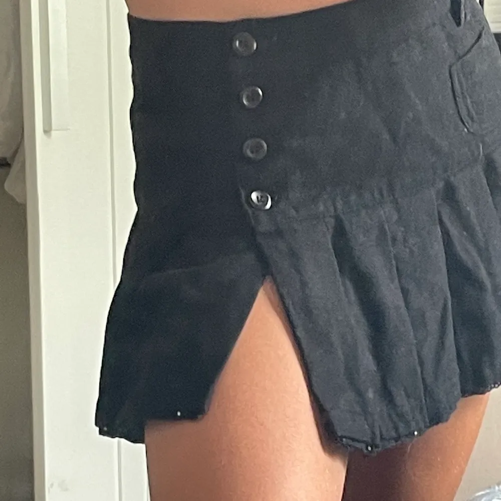 En svart kort kjol från zara med knappar. Kommer tyvärr inte till användning mer.. Kjolar.