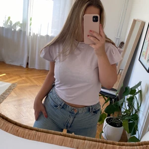 Lila topp med puffärmar  - Jättesöt topp med puffärmar från H&M Trend. Storlek 34 men passar nog mellan 34-38