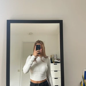 Vit topp strl s - En vit topp, aldrig använt, den är i bra skick, ca 1 år gammal, säljer den för har ingen användning för den 