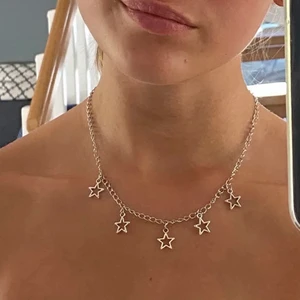 Halsband stjärnor - Handgjort halsband med stjärnor💕 Finns flera stycken så ni behöver inte buda, bara att kontakta om ni är intresserade🥰 Frakt 12kr💜