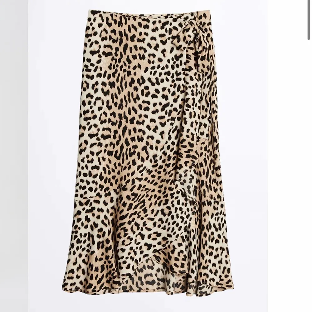 Säljer den här super fina omlottkjolen, ”Fran wrap skirt” ifrån gina tricot med ett leopardmönster. Kjolen är helt slutsåld och går inte längre att få tag på! Kjolen är i stl S men då det är snörning i midjan kan man spänna så löst/hårt man vill! Nypris är 299kr och jag säljer för 90+frakt! Jag har aldrig använt kjolen utan den är så gott som ny men behöver rensa garderoben inför flytt! Skriv på pm för mer bilder/info!!💖💖. Kjolar.
