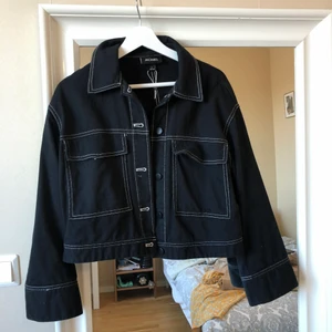 Jacka Monki 36 - Jeansjacka från Monki i stl 36, använd ett fåtal gånger.