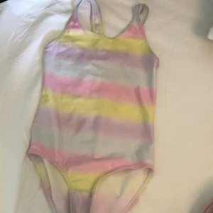 Baddräkt, flicka, KappAhl, 122/128 - Glittrig baddräkt kan flickor inte få för många av :-)