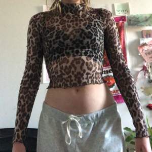 säljer min älskade leopard meshtröja pga knappt använder den längre🥲 ”turtleneck”(skriv för fler bilder) och i mycket gott skick!