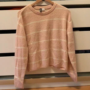 Randig stickad tröja  - Ljusrosa stickad tröja. Den är lite kortare! Sällan använd!