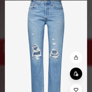 Levis jeans  - Säljer dessa snygga Levis jeansen. Köpta för ett tag sedan men inte använda mer än 5 gånger. Säljs i bra skick. Köpta för ca 1300, men mitt pris kan diskuteras. Köparen står för frakten+ kom privat för fler bilder❤️