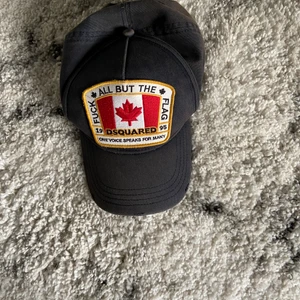 Dsquared2 keps lite solblekt  - Dsquare2 fuck all but the flag marine blå                                           Kepsen är lite solblekt som du ser Mer bilder finns i dm.                  Köparen står för frakt (Byten går det med) 