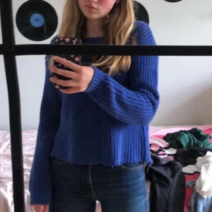 Stickad tröja - Säljer dena här fina stickade blåa tröjan💙 men tyvärr använder jag den inte så ofta så då är det bättre att jag säljer den så lägg gärna ett bud om den här tröjan skulle vara något för dig!!