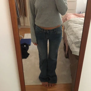 Lågmidjade jeans! - Skitsnygga, lågmidjade, bootcutjeans💗 säljer pågrund av att jag har fler i samma modell. Finns tyvärr inga exakta mått på jeansen men själv har jag W26 L34. Frakt: 88kr