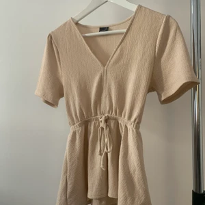 Gullig topp - beige  - Knappt använd fin topp från Gina 