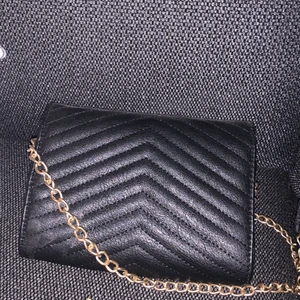 Väskor - världens finaste svarta väska med en fin guldkedja, och sedan till sist en superfin väska med gulddetaljer och en superfin kedja🤎 skriv vid intresse av någon eller flera, pris kan alltid diskuteras 