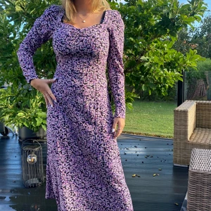 Långklänning  - Säljer denna lång klänning med prislapp kvar!!! Jätte söt nu i sommar:) kund står för frakt 💕💕