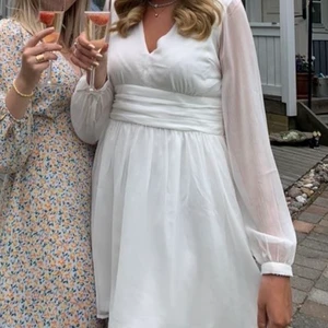 Vit klänning - Jätte söt vit klänning med tunna armar. Endast använd under min student, ser helt oanvänd ut. Perfekt till sommaren och sen sommaren.