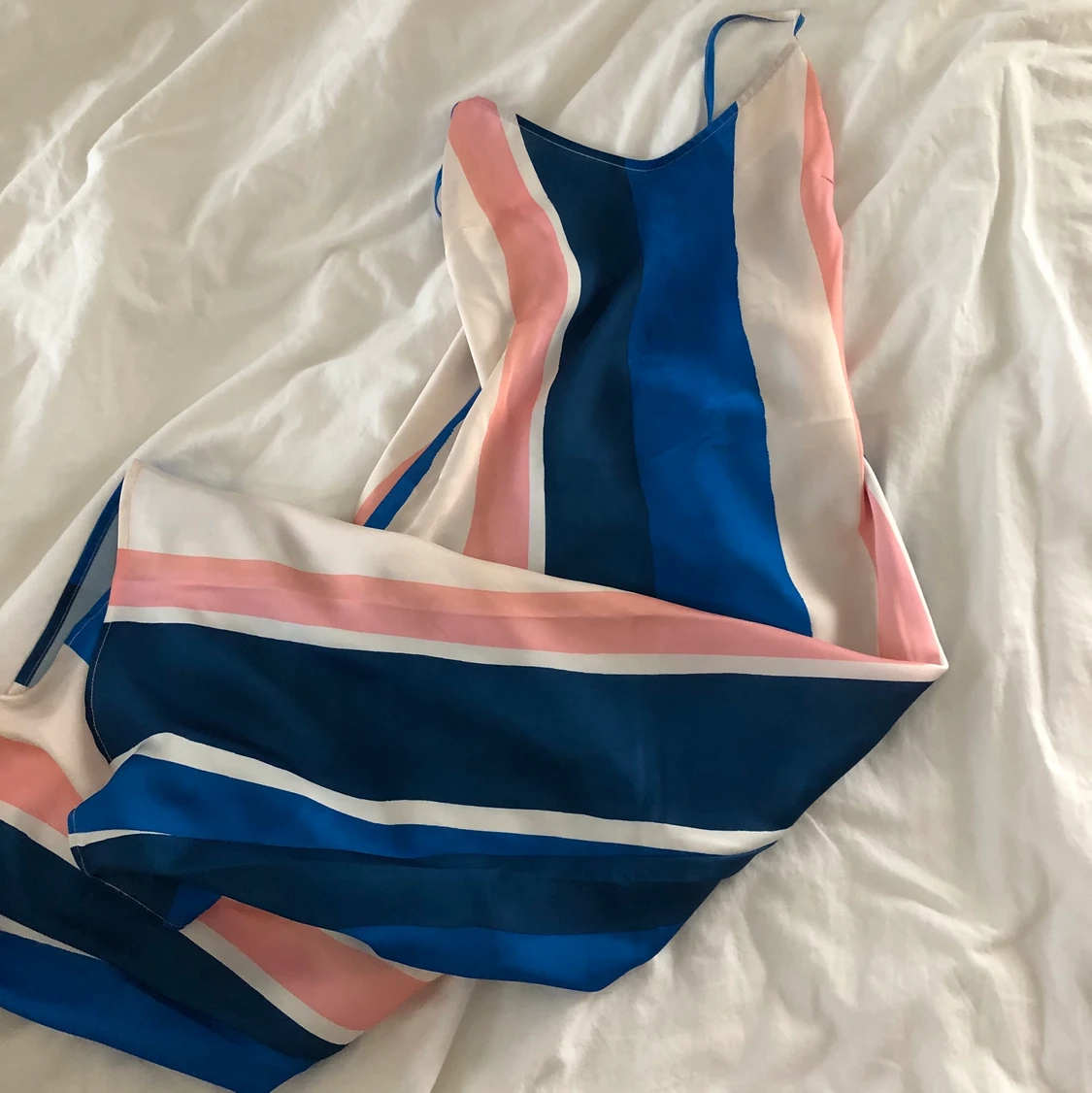 Randig satin klänning - 90