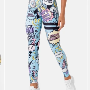 Stronger tights st S - Super snygga thights från stronger i st S. De är använda en del men inga hål och färgerna är lika starka som när jag köpte de. Nypris är 799 kr och säljer för 300 kr + 62 kr frakt. Har en matchande sport-bh till (som ni kan hitta i mitt flöde). Man kan få både toppen och thightsen för 500 kr + 62 kr frakt. Hör av er om ni har några funderingar🥰