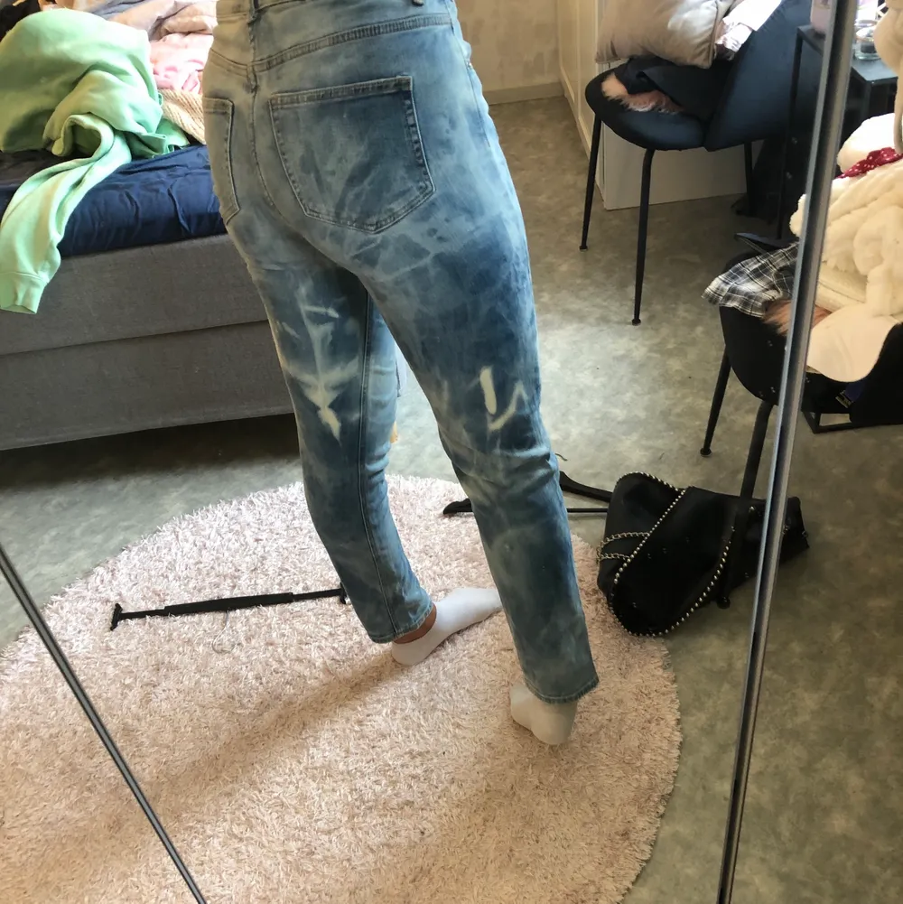 Säljer ett par jeans med asballt mönster, har blekt dem själv❤️ . Jeans & Byxor.