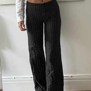 ARMANI KOSTYMBYXOR💛 - Snygga kostymbyxor i randigt lite tjockare tyg från Armani. Strl 42(?) - passar 34/36. Bra skick. 🧡