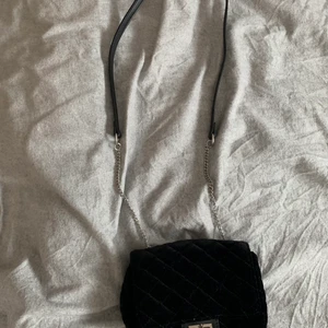 Väska  - Liten väska från Åhléns. Bra skick 😀