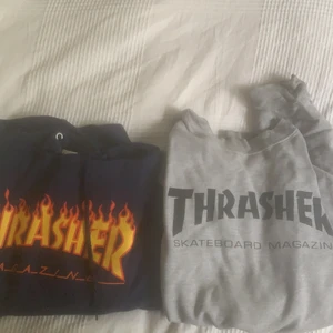 Thrasher - Gråa: S Blå: S, båda för 400. Den blå har släppt i sömmen vid kragen men går å sy! Den blå med luva den andra ej