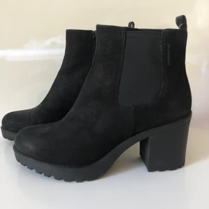 Vagabond boots - Svarta klackar från vagabond som använts några gånger bara. Strl 40. Riktigt sköna att gå i. Nypris 1100kr. Köparen betalar frakten.