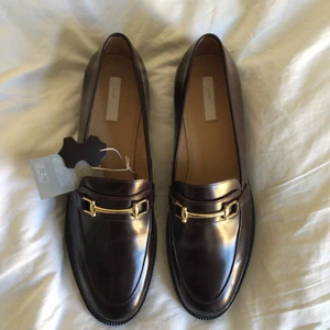 Loafers - Nya loafers i mörkbrunt läder.
