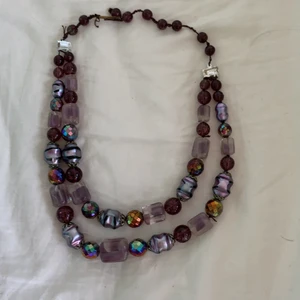 Lila halsband  - Ett lila halsband med flera olika stenar på. Är snyggt att använda men kan också göra ringar av stenarna. Många olika alternativ alltså💕köparen står för frakt vilken kommer gå på ungefär 10 kr för frimärke